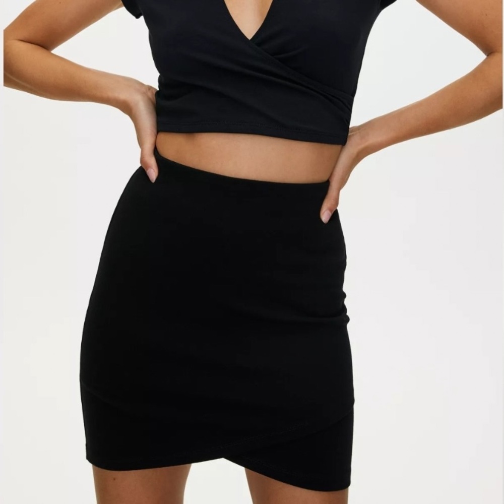 Aritzia Sunday Best Primrose Skirt Sz. Large